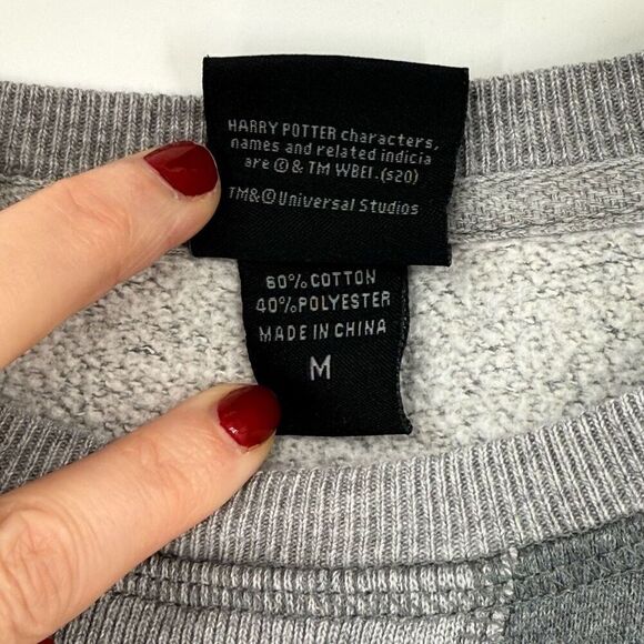 Harry Potter Universal Studios Gryffindor Patched Crewneck Sweatshirt Unisex Med - Picture 7 of 7